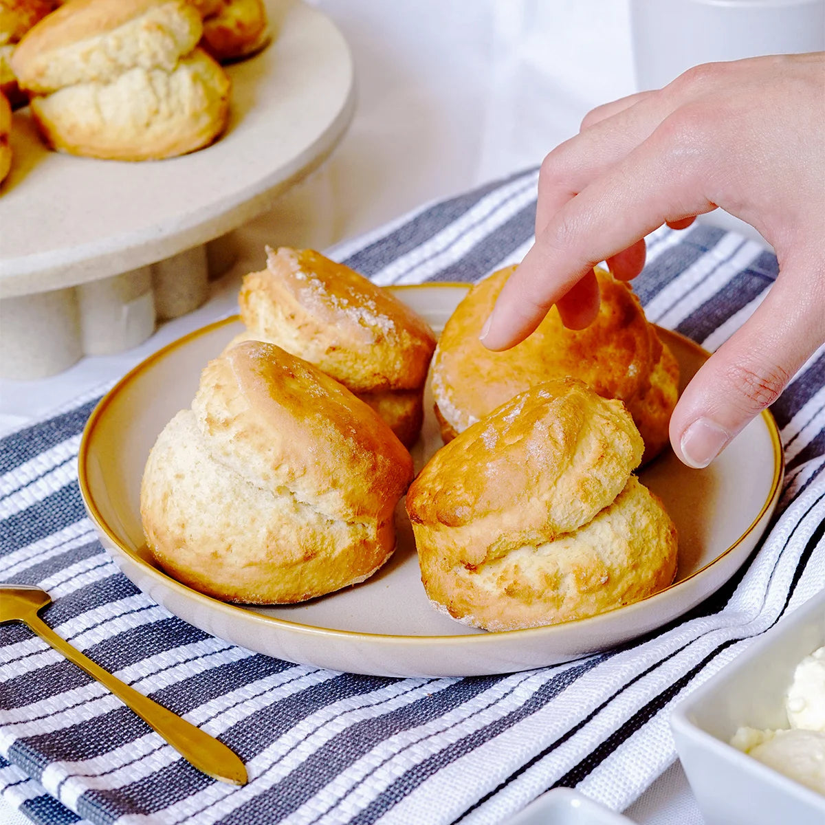 12 Scone Gift Box with Raspberry Jam & Chantilly Cream -  Cupcake Central