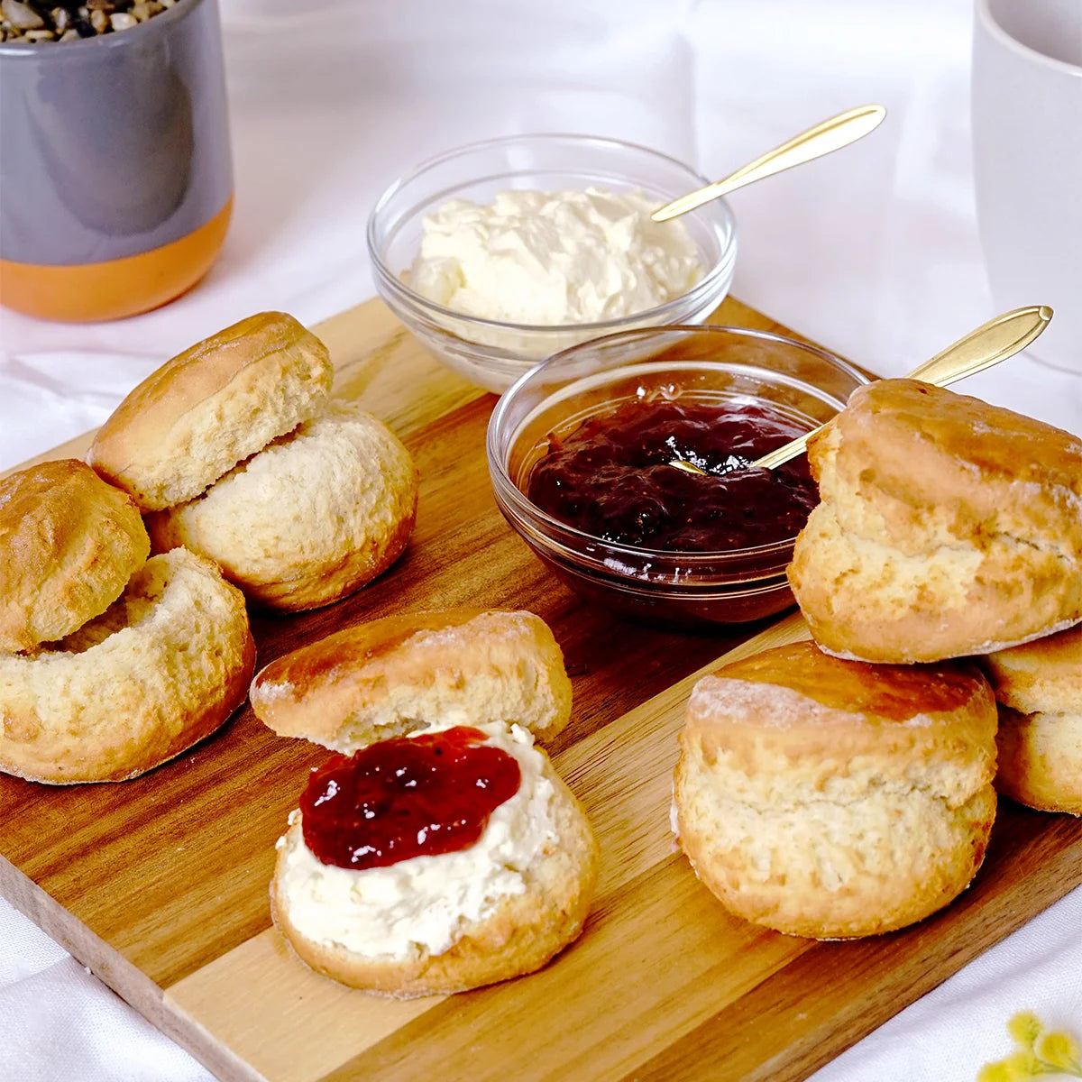 20 Scone Gift Box with Raspberry Jam & Chantilly Cream - Cupcake Central